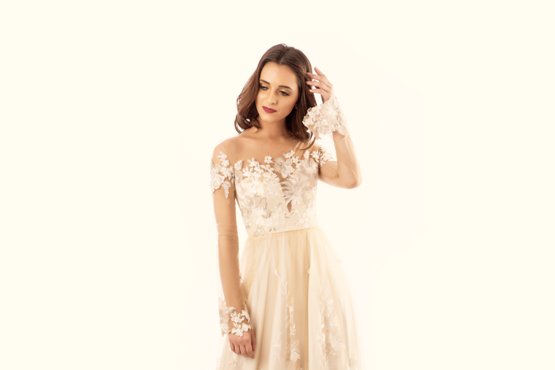Luxury Cocktail Dresses: Refined Silhouettes for Intimate Gatherings and Grand Evening Events